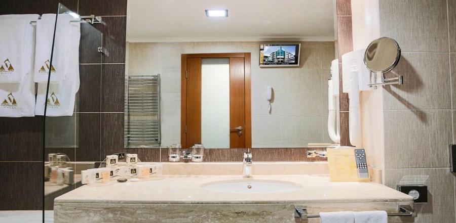 Spa Hotel Persenk Dewin Zimmer foto Bathroom mirror